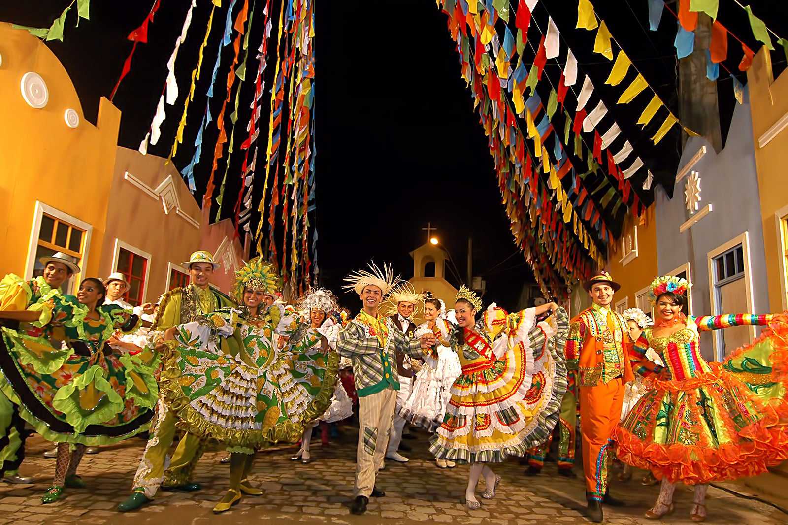 Quadrilha estilizada em Campina Grande com trajes típicos, rua cenográfica e clima festivo